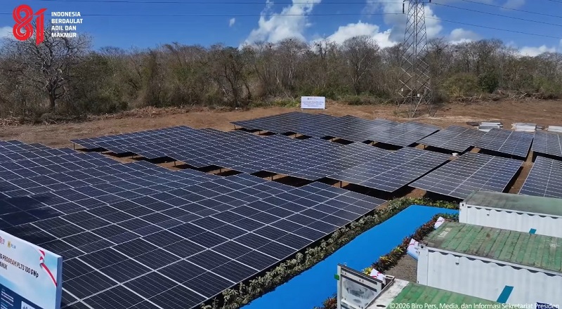 Panel-panel Pembangkit Listrik Tenaga Surya (PLTS) membentang luas, melambangkan komitmen Indonesia dalam mencapai target 100 GWp untuk energi bersih dan kemandirian nasional.