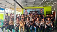 Petugas Polres OKU Selatan berinteraksi dengan warga Desa Sidodadi dalam kegiatan edukasi pencegahan Karhutla.