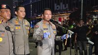 Petugas Kepolisian menunjukkan barang bukti senjata tajam yang disita dari oknum demonstran di kawasan Tosari, Jakarta, sebagai bagian dari upaya menjaga ketertiban umum.