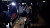 Petugas kepolisian mengamankan pelaku peredaran obat keras ilegal dan ratusan butir barang bukti di wilayah Gunung Putri, Bogor.
