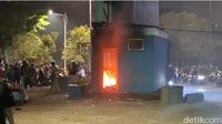 Situasi mencekam di Slipi, Jakarta, setelah massa membakar pos polisi dan ditembakkannya gas air mata untuk membubarkan kerumunan. (Ilustrasi)
