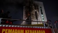 Petugas kepolisian dan Dinas Perhubungan bekerja ekstra keras mengatur lalu lintas secara manual di salah satu persimpangan padat Jakarta, menyusul lumpuhnya sistem otomatis akibat kebakaran Gedung Bapenda DKI.