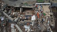 Tim penyelamat berupaya keras mengevakuasi korban di tengah reruntuhan bangunan pasca-gempa ganda mematikan di Venezuela.