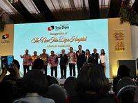 Gubernur DKI Jakarta Pramono Anung (tengah) didampingi jajaran direksi dan staf medis meresmikan Rumah Sakit Tria Dipa yang berfokus pada layanan urologi dan jantung, menandai peningkatan fasilitas kesehatan di Jakarta.