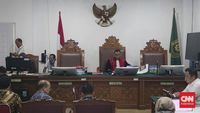 Tim kuasa hukum memberikan keterangan pers terkait gugatan praperadilan yang diajukan di Jakarta.