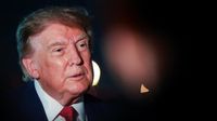 Donald Trump (kiri) dan Kim Jong Un (kanan) dalam pertemuan sebelumnya, menunjukkan momen kunci dalam upaya diplomasi nuklir.