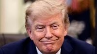 Mantan Presiden AS Donald Trump berbicara di hadapan publik, di tengah sorotan terkait kebijakan luar negerinya terhadap Iran dan Timur Tengah. Tuntutan kompensasi terbarunya berpotensi memperkeruh hubungan bilateral yang telah lama tegang.