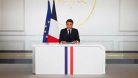 Presiden Prancis Emmanuel Macron (kiri) dan Presiden FIFA Gianni Infantino (kanan) dalam sebuah acara sebelumnya. Dukungan Macron untuk UEFA menandai eskalasi politik dalam konflik tata kelola sepak bola.