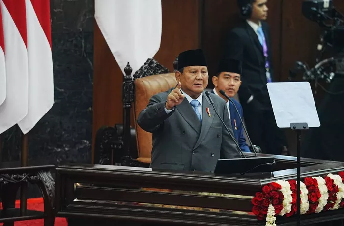 Presiden terpilih Prabowo Subianto menyampaikan pidato di Kompleks Parlemen, Senayan, Jakarta, mengusulkan pembentukan pengadilan ad hoc untuk mengusut direksi BUMN.