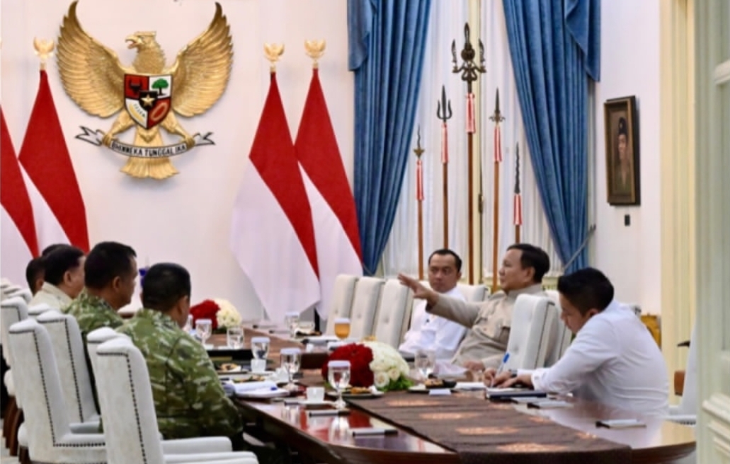 Menteri Pertahanan Prabowo Subianto bertemu pimpinan tinggi TNI di Istana Kepresidenan untuk konsolidasi strategis.