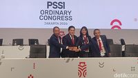 Erick Thohir (kanan) saat memimpin rapat PSSI. Ia membuka peluang untuk kembali mencalonkan diri sebagai Ketua Umum PSSI, namun akan berkonsultasi dengan pemerintah dan FIFA.