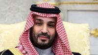 Presiden Prancis Emmanuel Macron (kanan) menyambut Putra Mahkota dan Perdana Menteri Arab Saudi, Pangeran Mohammed bin Salman (kiri), di Istana Élysée, Paris, untuk pembicaraan strategis mengenai keamanan regional dan kerja sama ekonomi.