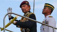 Sultan Hassanal Bolkiah dari Brunei Darussalam, yang mengambil keputusan penting terkait pencabutan gelar kerajaan menantunya akibat perilaku tidak pantas.