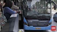 Bus Transjakarta beroperasi di jalanan Jakarta. Penyesuaian rute seringkali dilakukan saat terjadi penutupan jalan di area vital seperti Kompleks Parlemen.
