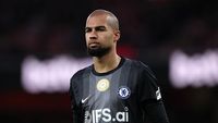 Robert Sanchez dalam pertandingan Chelsea di Liga Inggris. Performa kiper asal Spanyol ini menjadi sorotan tajam para pengamat sepak bola.