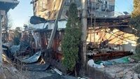 Tim penyelamat mengevakuasi korban setelah serangan drone Rusia menghantam bus sipil di Kherson, Ukraina, pada Rabu (19/8).