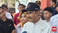 Petugas Kementerian Sosial bersama relawan memeriksa kesiapan salah satu shelter yang akan digunakan untuk menampung masyarakat terdampak karhutla di wilayah rawan.