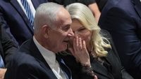 Sara Netanyahu (tengah), istri Perdana Menteri Israel Benjamin Netanyahu, saat menghadiri sebuah acara publik. Tuduhan baru mengenai kekerasan terhadap staf rumah tangga kembali menyeruak, memicu perdebatan jelang pemilu krusial.