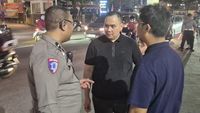 Petugas kepolisian mengamankan barang bukti alat vape yang diduga mengandung narkotika setelah insiden kecelakaan lalu lintas di Pontianak.