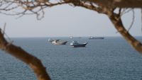Sebuah kapal tanker melintasi Selat Hormuz, jalur air vital yang menjadi lokasi 68 insiden dan merenggut 20 nyawa akibat ketegangan Iran-AS.