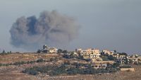 Tim penyelamat mengevakuasi korban setelah serangan udara Israel di Lebanon selatan yang menewaskan 11 orang, memicu kekhawatiran eskalasi konflik regional.