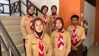 Tujuh pelajar berprestasi dari SRMA 26 Makassar berpose dengan medali yang mereka raih di ajang olimpiade dan kompetisi sains tingkat nasional.