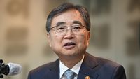 Presiden Amerika Serikat Donald Trump (kanan) dan Presiden Korea Selatan Moon Jae-in (kiri) dalam pertemuan bilateral yang penuh dinamika di tengah perubahan kebijakan luar negeri AS.