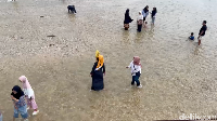 Petugas kepolisian dari Polda Riau melakukan pemusnahan rakit penambangan emas ilegal di Sungai Kuantan, Kuantan Singingi, dalam rangkaian Operasi 'PETI Merah Putih'.