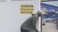 Seorang pria yang diduga ODGJ terekam kamera sedang 'mindik-mindik' membawa benda mirip pistol di Ciputat, memicu kekhawatiran warga dan penyelidikan polisi.