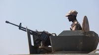 Tentara Yaman berjaga di garis depan di wilayah Marib, simbol pertempuran sengit melawan pemberontak Houthi yang terus berlanjut.