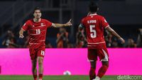 Ekspresi kecewa suporter Timnas Indonesia usai menyaksikan kekalahan telak Garuda dari Vietnam dalam laga Kualifikasi Piala Dunia.