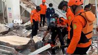 Tim SAR gabungan melakukan evakuasi korban gempa di wilayah terdampak di Flores, NTT.