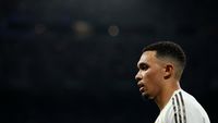 Jose Mourinho (kanan) dan Trent Alexander-Arnold (kiri): Dua figur sepak bola yang kerap menjadi pusat perdebatan taktik, terutama terkait potensi peran di lapangan.