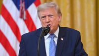 Petugas keamanan dan kendaraan kepolisian berjaga di area Los Angeles, menyusul insiden penangkapan seorang pria bersenjata dekat properti yang terkait dengan Donald Trump.