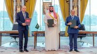 Delegasi Turki, Arab Saudi, dan Pakistan berjabat tangan setelah penandatanganan pakta pertahanan bersama di Mekkah, menandai era baru kerjasama keamanan regional yang ambisius.