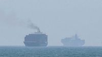 Sebuah kapal tanker melintasi Selat Hormuz, jalur perairan strategis yang menjadi lokasi serangan terhadap kapal milik perusahaan UEA.