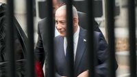 Perdana Menteri Benjamin Netanyahu berbicara dalam sebuah konferensi pers di Yerusalem. Klaimnya tentang kesiapan pasukan khusus Israel untuk intervensi jika ia ditangkap di luar negeri telah memicu kontroversi internasional.