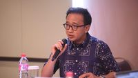 Anggota Dewan Perwakilan Rakyat (DPR) RI dalam sidang paripurna membahas usulan inisiatif RUU Migas yang bertujuan mengembalikan kedaulatan negara atas sumber daya minyak dan gas.