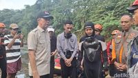 Wali Kota Bogor, Dedie A Rachim (kanan), saat meninjau langsung lokasi pencarian ASN Bayu Zulkarnain yang hilang di Sungai Cisadane pada hari keempat operasi SAR.