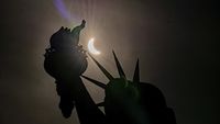Ilustrasi jalur Gerhana Matahari Total 12 Agustus 2026 yang akan melintasi Greenland, Islandia, dan Spanyol, menawarkan pemandangan spektakuler bagi jutaan pengamat.