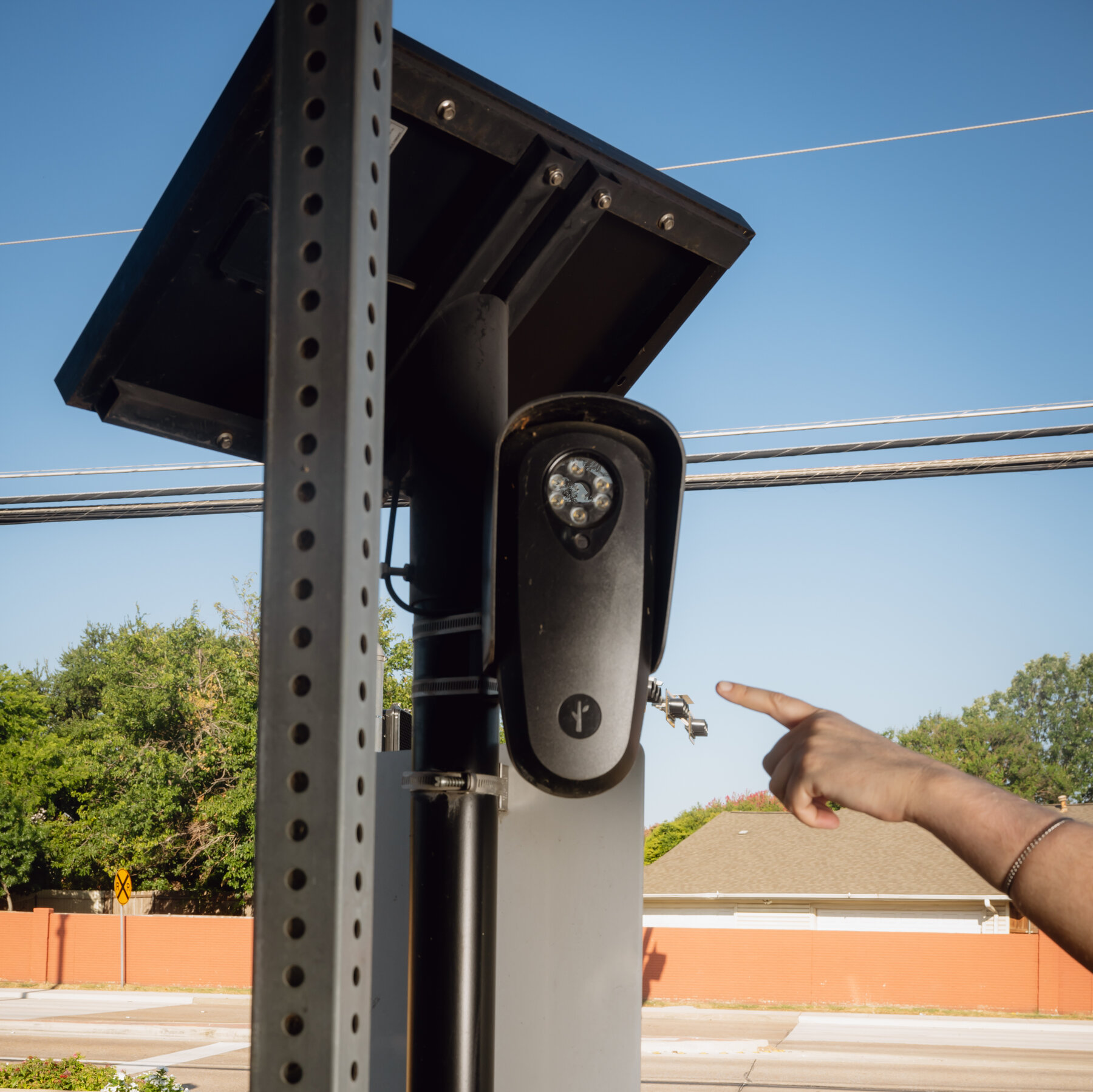 Kamera pembaca plat nomor otomatis (ALPR) Flock Safety yang terpasang di tiang lampu jalan, memicu perdebatan sengit tentang privasi dan pengawasan massal di Amerika Serikat.