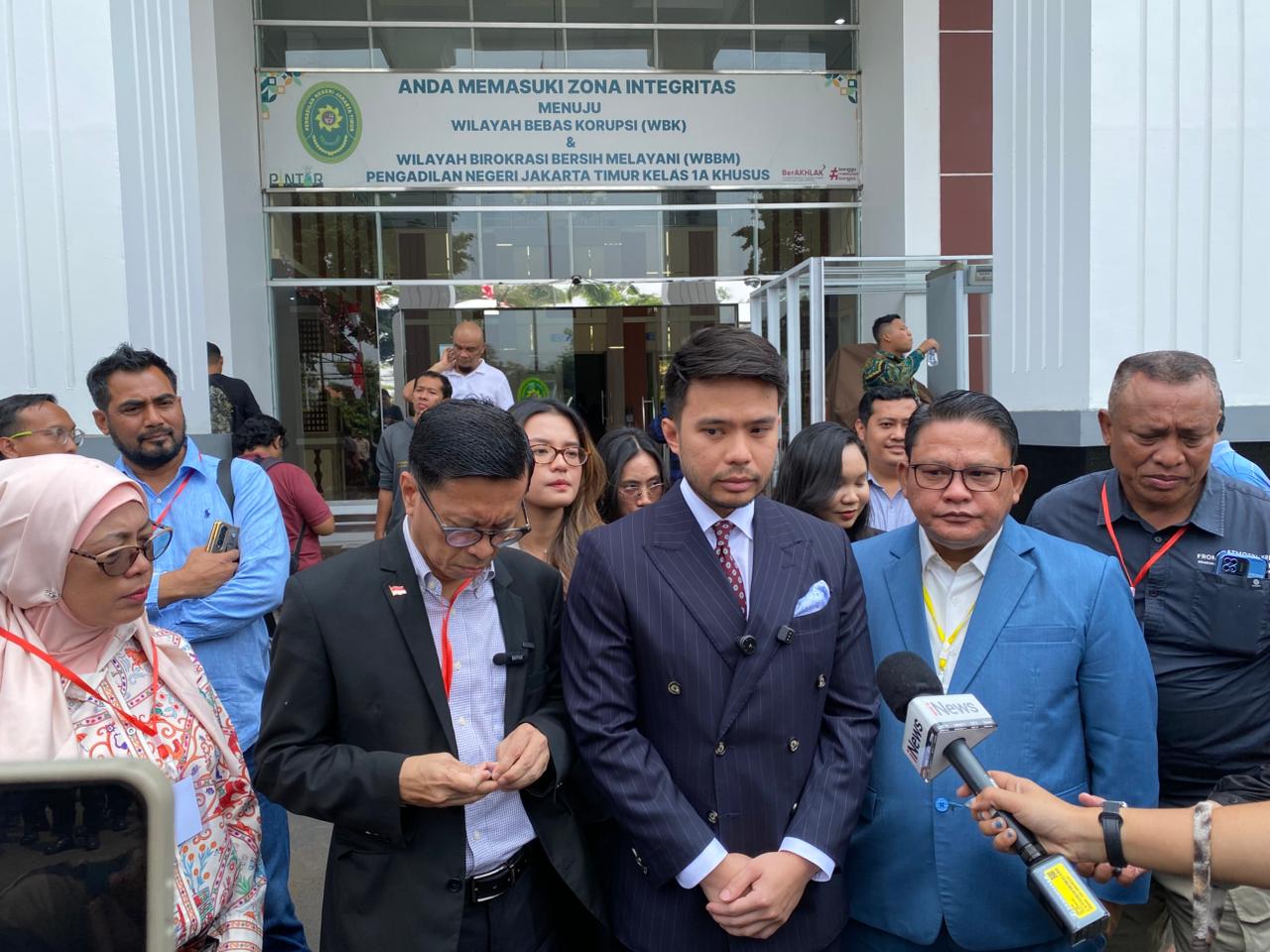 Dokter Tifa (Tifauzia Tyassuma) saat menjalani proses hukum di Pengadilan Negeri Jakarta Timur terkait perkara dugaan penyebaran informasi bohong mengenai ijazah Presiden Joko Widodo.