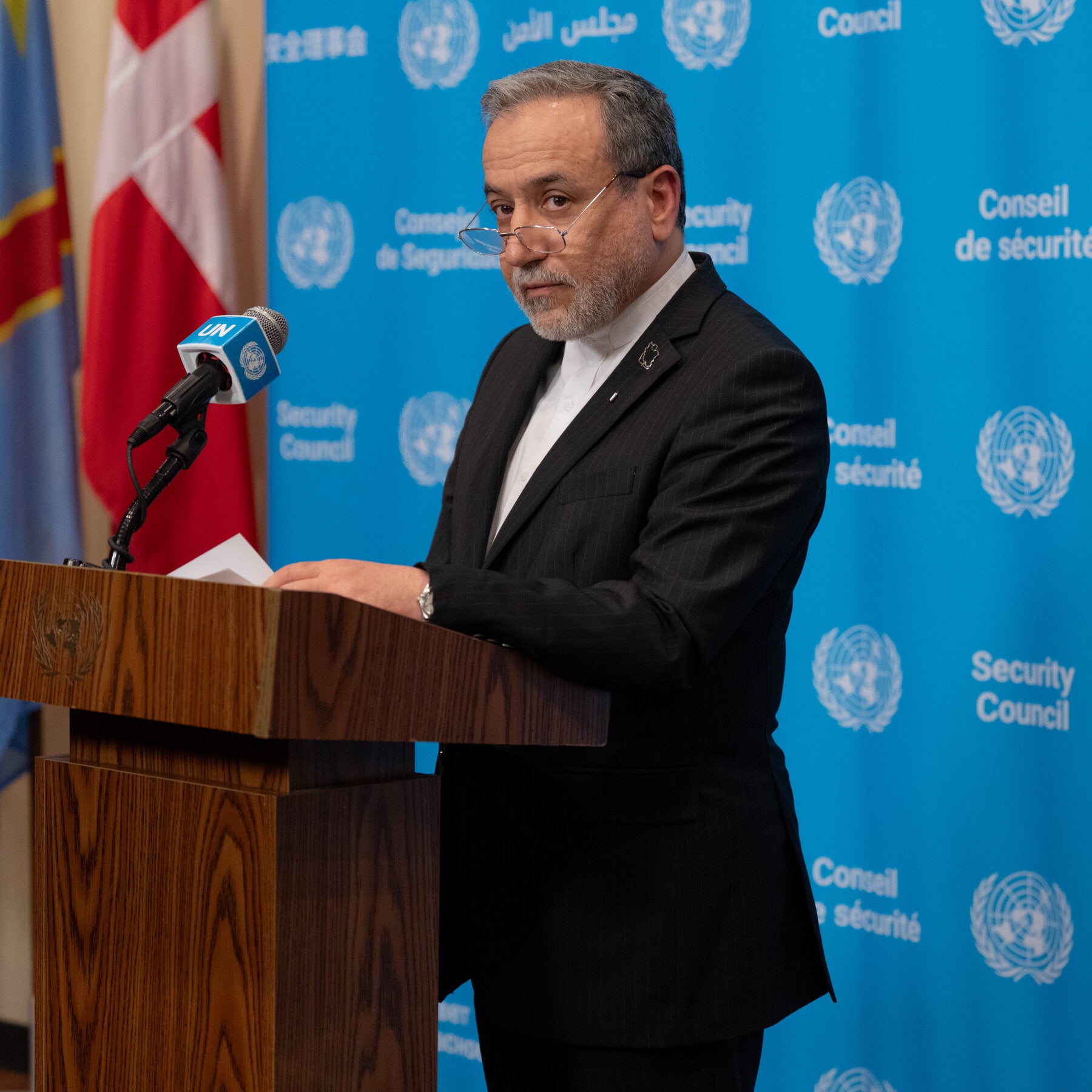 Wakil Menteri Luar Negeri Iran, Abbas Araghchi, menyatakan Teheran masih menunggu respons resmi dari Amerika Serikat, meskipun Presiden Trump telah menolak tawaran gencatan senjata secara lisan.