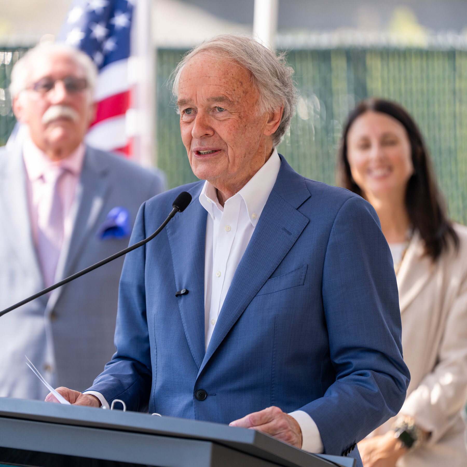 Senator Ed Markey merayakan kemenangannya dalam primary Senat Demokrat di Massachusetts, mengalahkan penantang Seth Moulton dan menepis seruan perubahan generasi.