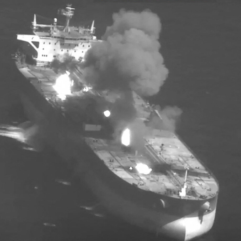 Sebuah kapal tanker minyak melintasi perairan strategis yang bergejolak di Teluk Persia, di mana ketegangan antara AS dan Iran kian meningkat.