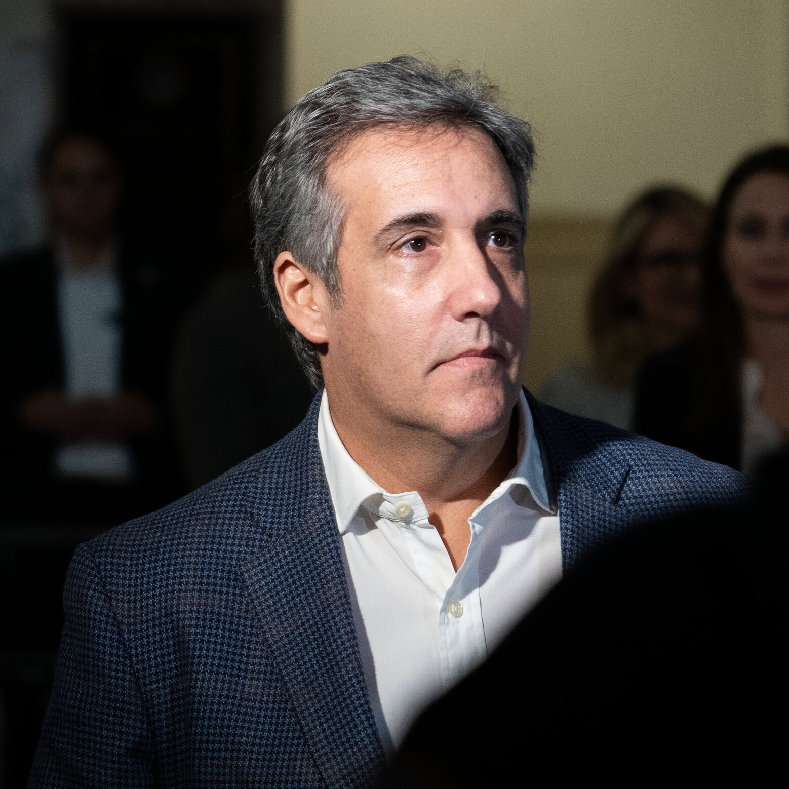 Michael D. Cohen (kanan), mantan pengacara dan 'fixer' Donald Trump, saat memberikan kesaksiannya. Kesaksiannya tetap menjadi poin krusial dalam berbagai kasus hukum yang melibatkan Trump.