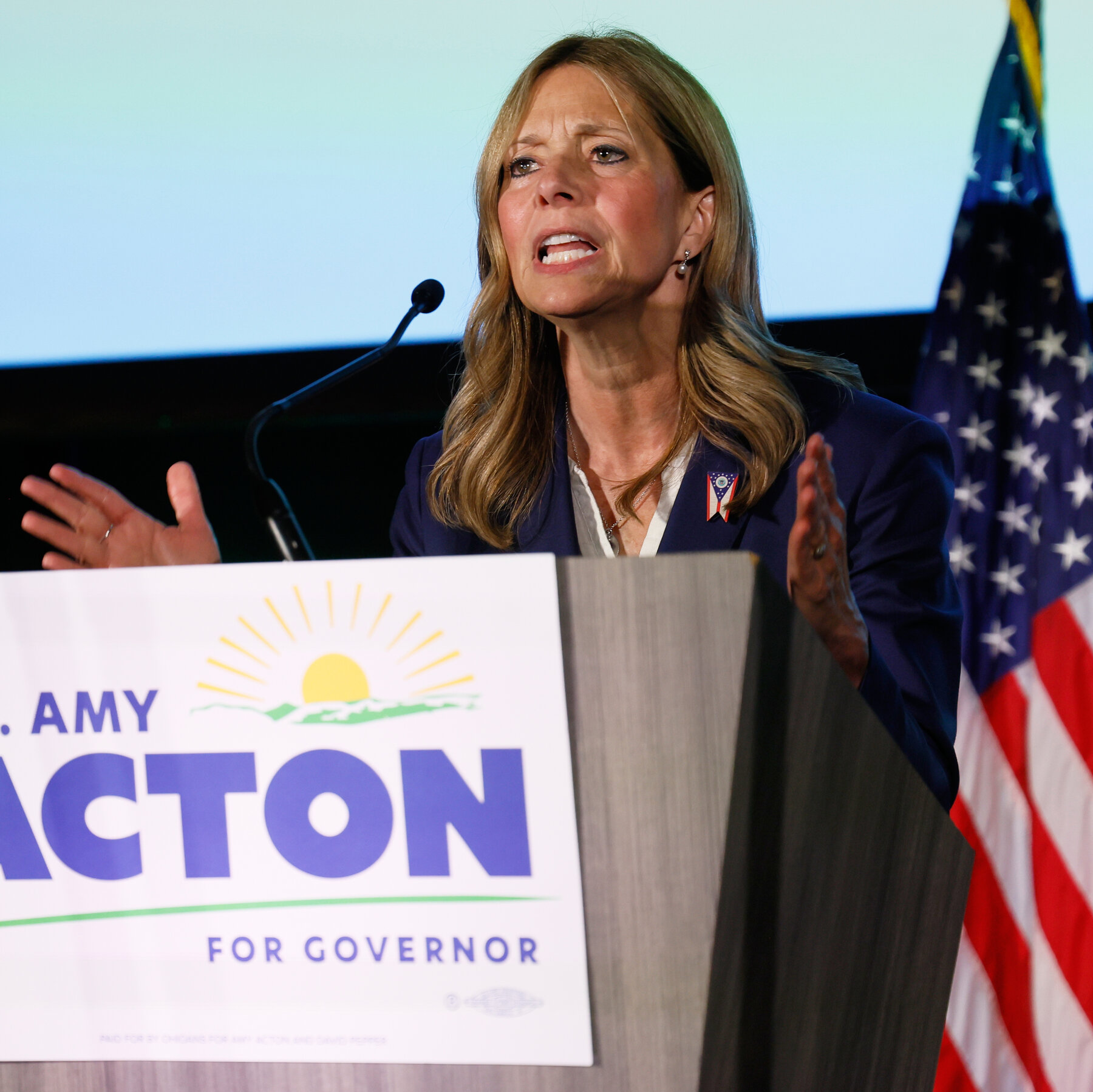 Petugas keamanan dan tim kampanye berupaya mengamankan lokasi setelah insiden penyerangan terhadap kandidat gubernur Demokrat Ohio, Amy Acton, di sebuah pameran wilayah.