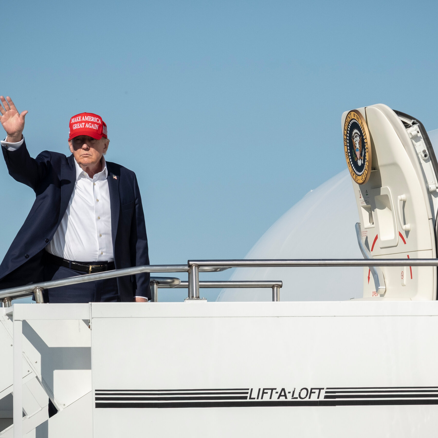 Uang Tunai Dolar AS Melambangkan Gelontoran Dana Kampanye oleh Super PAC Terkait Donald Trump untuk Pemilu Sela.