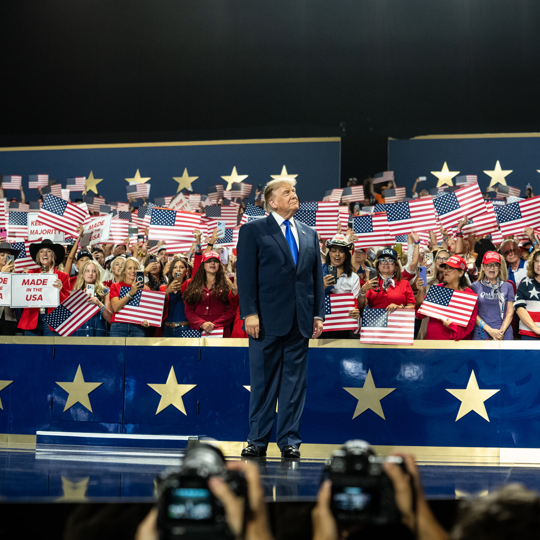 Presiden Amerika Serikat menyampaikan pidato di Konvensi Partai Republik di Dallas, di tengah sorotan yang didominasi oleh kepribadiannya dan retorika optimismenya.