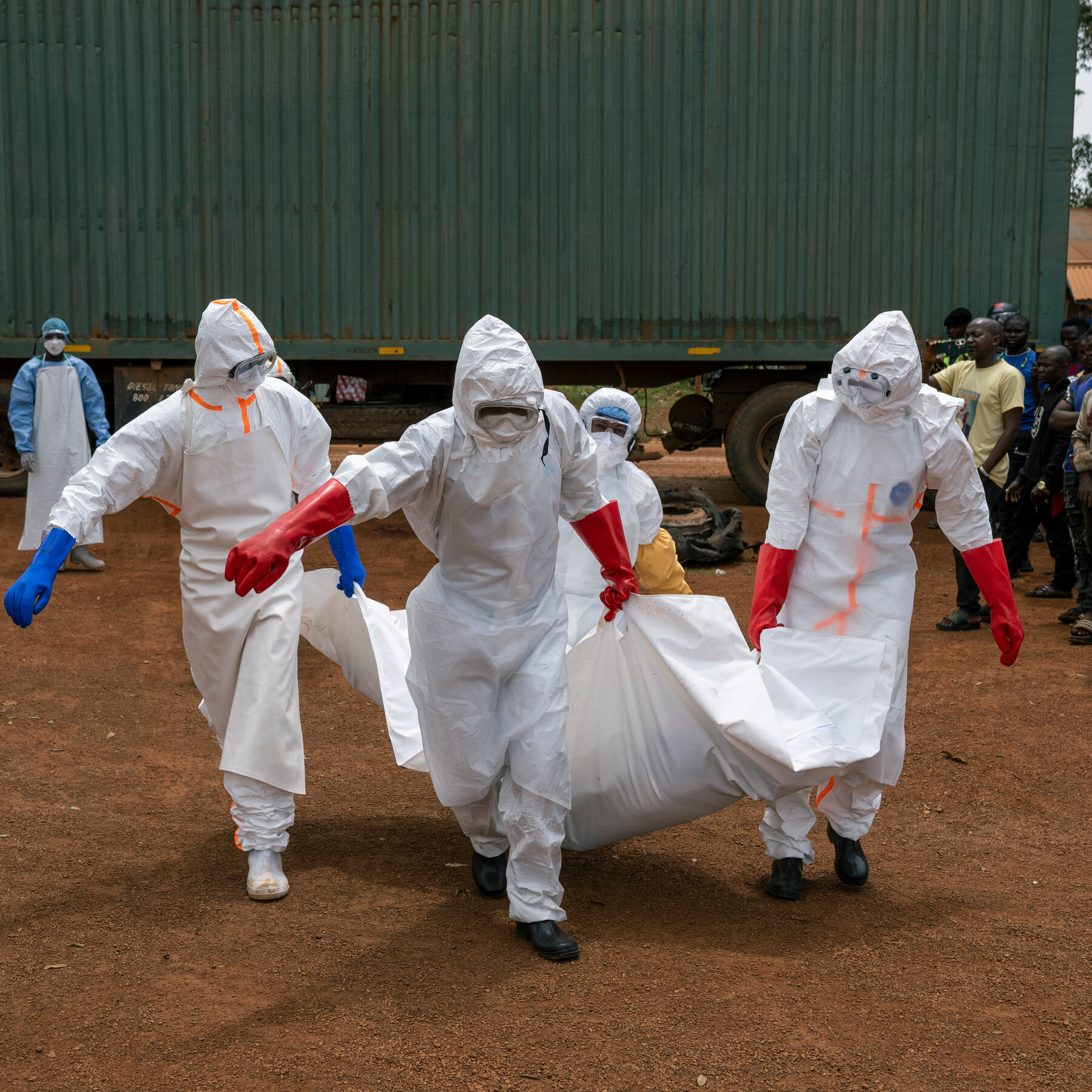Petugas kesehatan bersiap di area isolasi di Republik Demokratik Kongo, menghadapi tantangan berat dalam penanganan wabah Ebola di tengah resistensi masyarakat.